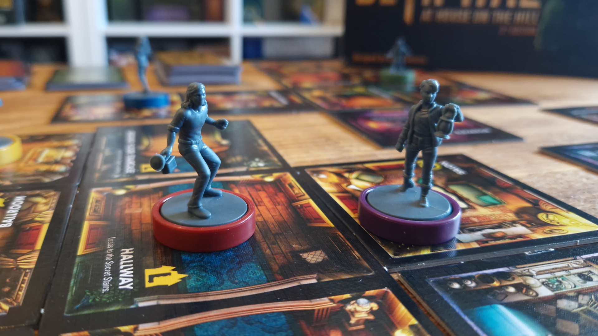 Jetons et plateau de Betrayal at House on the Hill 3e édition en gros plan
