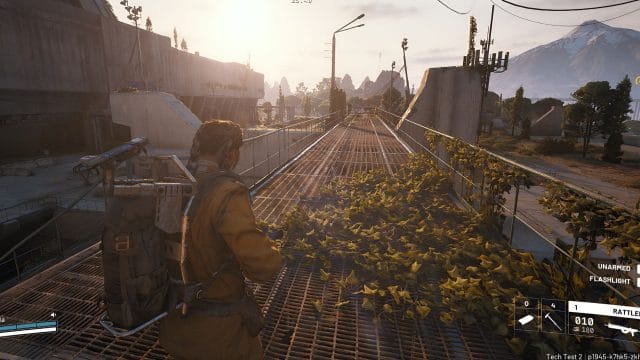 arc raiders : 5 armes incontournables pour débuter comme un Personnage explorant un pont envahi par la végétation.
