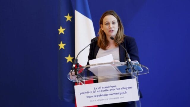 axellelemaire 1024x576 Femme parlant à un podium, drapeau européen.
