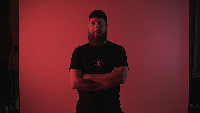 counter strike : f0rest révèle le secret fou des 87 victoires Personne posant devant un fond rouge, bras croisés.