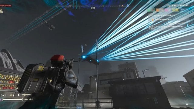 Soldat vise un drone laser lumineux.