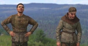 Deux hommes en vêtements médiévaux en extérieur.