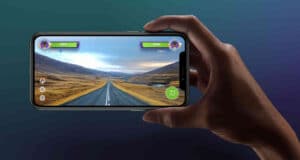 Personne jouant à un jeu de conduite sur mobile.