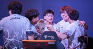 Joueurs d'esport souriant et célébrant ensemble.