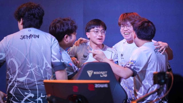 le tirage des groupes vct pacific stage 2 : le Joueurs d'esport souriant et célébrant ensemble.