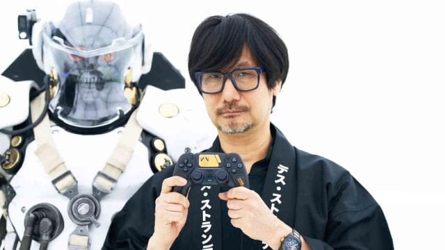 précommandez maintenant : le contrôleur édition limitée death stranding 2 Homme tenant une manette de jeu, robot en arrière-plan.