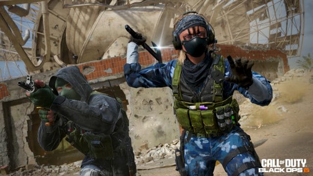 "top 5 réglages audio dans black ops 6 pour entendre Deux soldats armés au milieu des ruines.