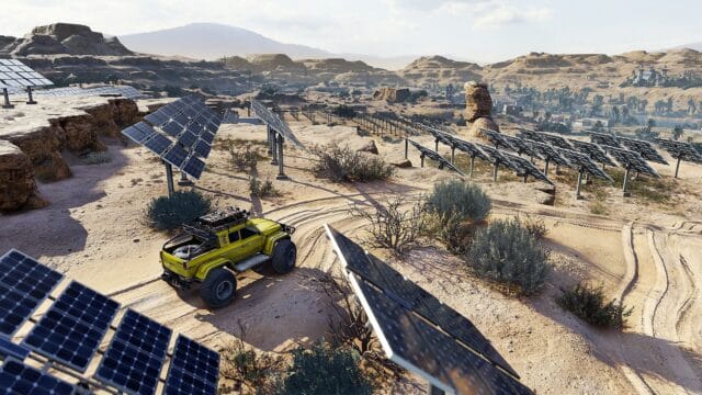 Panneaux solaires et jeep dans désert montagneux.