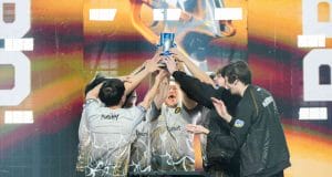 Équipe de joueurs célébrant avec un trophée.