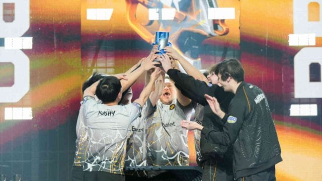 rrq décroche le premier titre vct pacific : découvrez leur Équipe de joueurs célébrant avec un trophée.