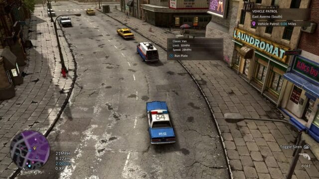 se garer sur chief’s space à the precinct : évitez Voiture de police dans une rue urbaine.