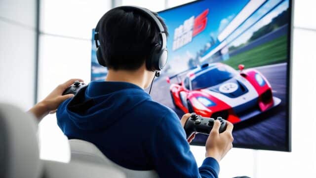 un jeune homme vu de dos qui joue à un jeu vidéo de course avec son casque et sa manette (1)
