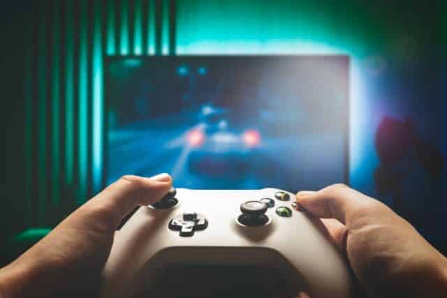 v2 trajetalacarte.com image discover 2025 05 23t025234.617 Personne jouant à un jeu vidéo sur téléviseur.