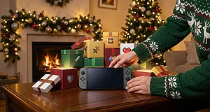 Console de jeux devant cadeaux de Noël et cheminée.