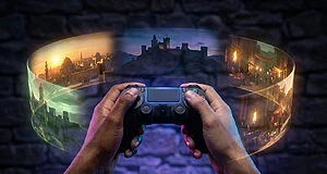 Main tenant une manette de jeu, scènes virtuelles visibles.