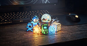 Icônes rétro lumineuses sur bureau en bois