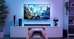 Salon moderne avec console et télévision, ambiance gaming.