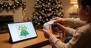 Enfant jouant devant un sapin de Noël.