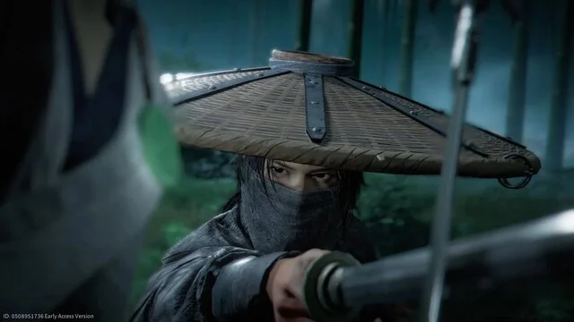 Ninja armé avec chapeau traditionnel au milieu de forêt.