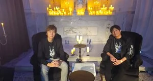 Deux hommes assis près de bougies allumées.