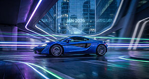 Voiture de sport bleue en mouvement rapide.