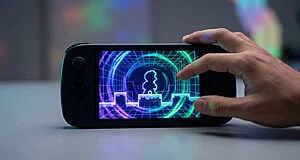 Gros plan sur une console portable noire, une main touche l'écran affichant un jeu pixelisé avec un personnage et un fond néon en spirale.