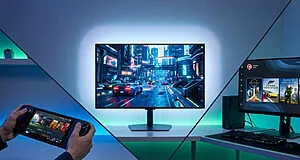 Scène gaming triple, avec console portable, écran de jeu futuriste éclairé et moniteur Xbox Series avec Starfield.