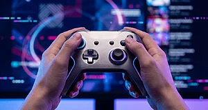 Mains tenant une manette de jeu vidéo métallique. Fond flou avec lumières néon bleues et roses. Scène immersive de gaming.