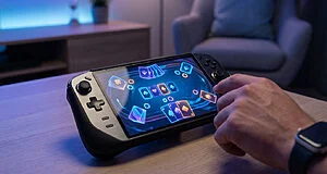 Main jouant à Balatro, un jeu de cartes numérique, sur une console portable moderne. L'écran affiche des cartes et jetons lumineux.