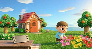 Vue d'une île Animal Crossing avec un personnage arrosant des fleurs, une maison, des arbres fruitiers, la mer et une Nintendo Switch.