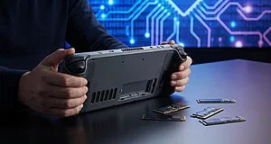 Mains tenant un Steam Deck avec son compartiment de stockage ouvert, des SSD M.2 sur la table et un fond de circuit imprimé.