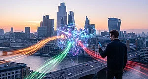 Vue aérienne d'une ville moderne au coucher du soleil, un homme et un cube de données lumineux symbolisent la connectivité mobile.