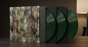 Édition triple vinyle deluxe The Last of Us par Mondo. Boîtier aquarelle et trois vinyles verts foncés.