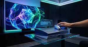Console de jeu futuriste sur table en verre, manette, écran TV incurvé et affichage holographique « 2027 » dans un salon éclairé au néon.