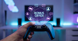 Main tenant une manette de jeu bleue affichant une offre bonus holographique avec icônes de chat et de profil, dans une ambiance gaming.