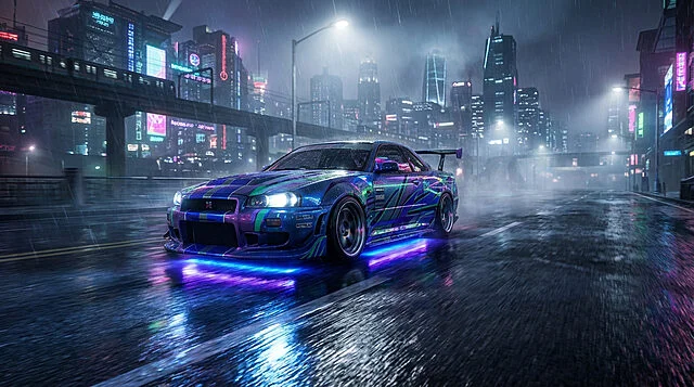 Une Nissan Skyline GT-R R34 personnalisée aux néons bleus et violets roule sur une route urbaine mouillée et pluvieuse la nuit. Des gratte-ciel lumineux se dressent en arrière-plan.