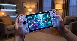Deux mains tiennent une console ASUS ROG Ally blanche affichant un jeu de course futuriste avec des voitures néons dans un salon.