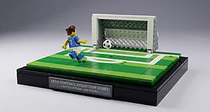 Minifigure LEGO football (numéro 7) frappant un ballon vers un but sur un terrain vert, avec plaque Série Collector.