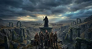 Un groupe de cinq aventuriers fait face à un mage encapuchonné sur un autel rocheux, entouré de mégalithes.