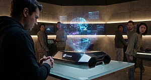 Un homme observe une machine Steam futuriste projetant un hologramme complexe de données et un globe 3D. Autres personnes en arrière-plan.