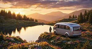 Un van moderne au bord d'un lac, une personne admire des montagnes fleuries au lever du soleil. Reflets dorés sur l'eau.