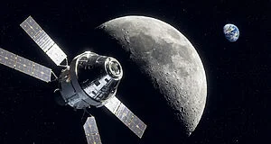 Une capsule spatiale Orion avec ses panneaux solaires se dirige vers la Lune. La Terre est visible en arrière-plan sur fond étoilé.