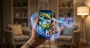 Main tenant un smartphone avec des effets lumineux 5G, affichant un jeu vidéo, une vidéo et un appel en visioconférence.