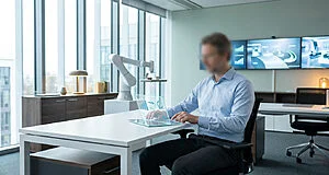 Un homme d'affaires utilise un écran tactile holographique dans un bureau moderne avec un bras robotisé en arrière-plan.