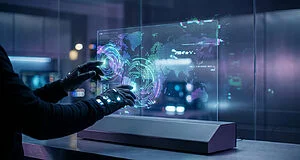 Mains gantées et futuristes manipulant une interface transparente affichant une carte du monde et des données numériques lumineuses.