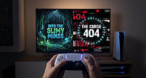 Une personne tenant une manette PS5 devant un téléviseur affichant les titres Into the Slimy Mines et The Curse 404.