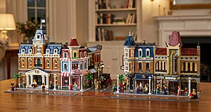 Vue d'ensemble du set LEGO Disney Main Street 43302 composé de bâtiments détaillés et de nombreuses figurines.