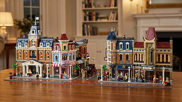 Vue d'ensemble du set LEGO Disney Main Street 43302 composé de bâtiments détaillés et de nombreuses figurines.