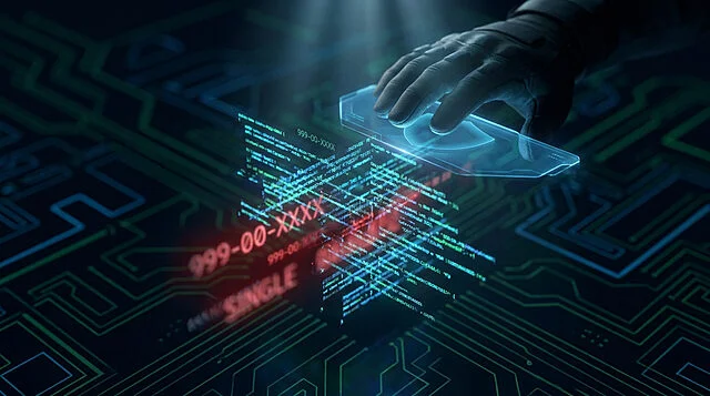 Une main gantée manipulant une interface numérique holographique affichant des données et des lignes de code complexes.