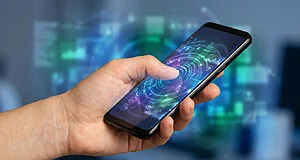 Une main tenant un smartphone affichant une interface utilisateur futuriste et holographique aux tons bleus et verts.